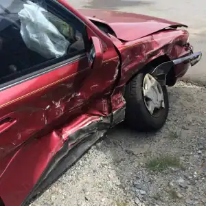 רכב לאחר תאונה עם נזק חזיתי כבד - אובדן גמור טוטאל לוס